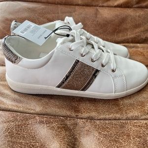 WEST LOOP WHITE AND GOLD SNEAKERS